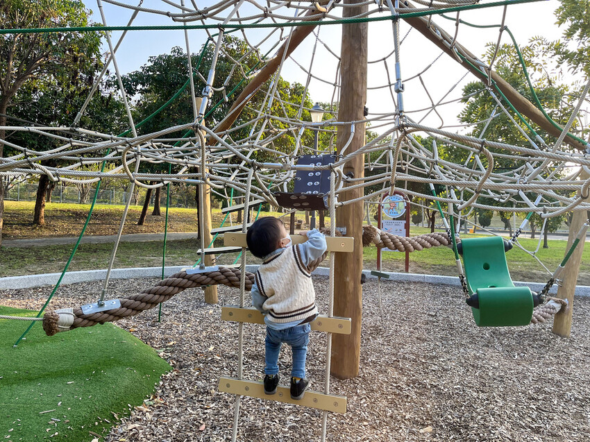 小猴子森林公園。公25公園。小竹繪本主題遊戲場。九個盪鞦韆一