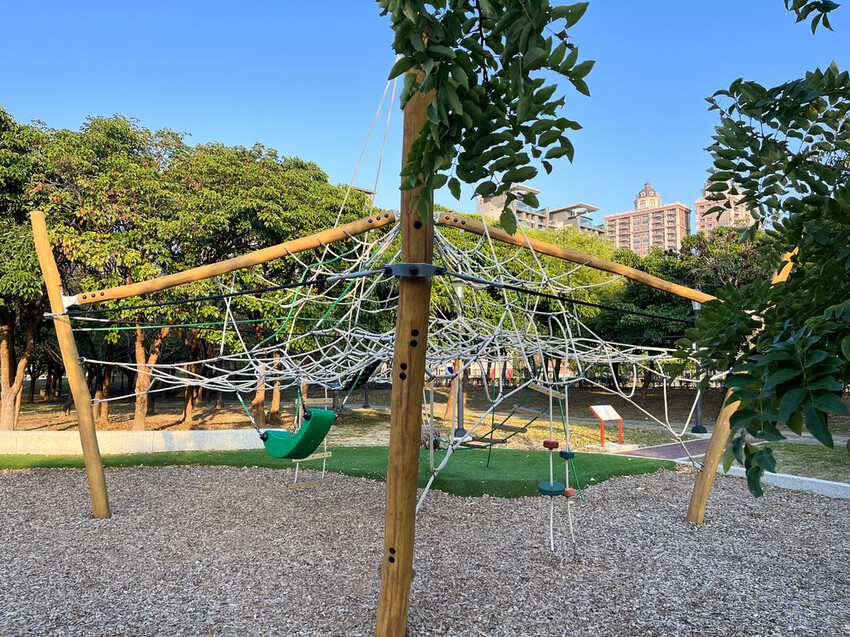 小猴子森林公園。公25公園。小竹繪本主題遊戲場。九個盪鞦韆一