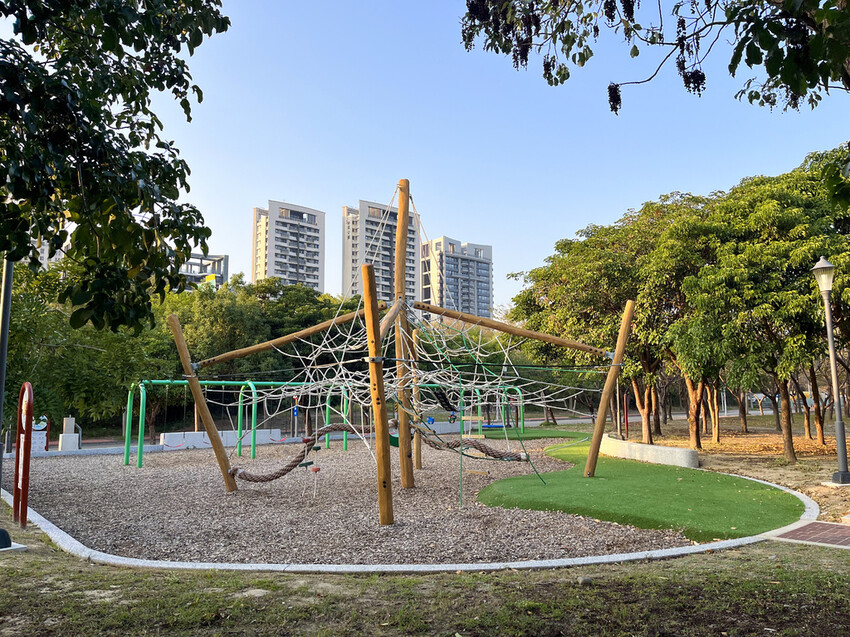 小猴子森林公園。公25公園。小竹繪本主題遊戲場。九個盪鞦韆一
