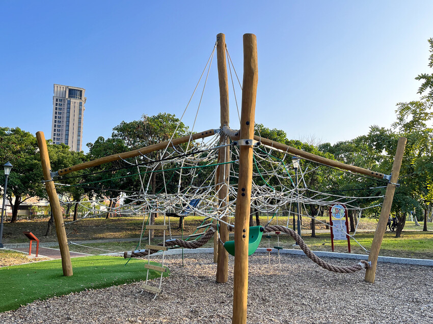 小猴子森林公園。公25公園。小竹繪本主題遊戲場。九個盪鞦韆一