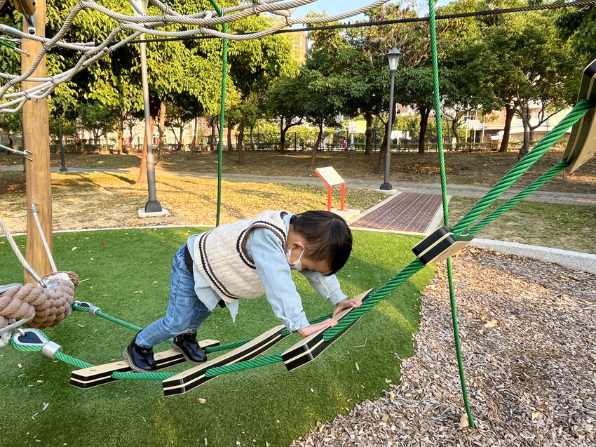 小猴子森林公園。公25公園。小竹繪本主題遊戲場。九個盪鞦韆一