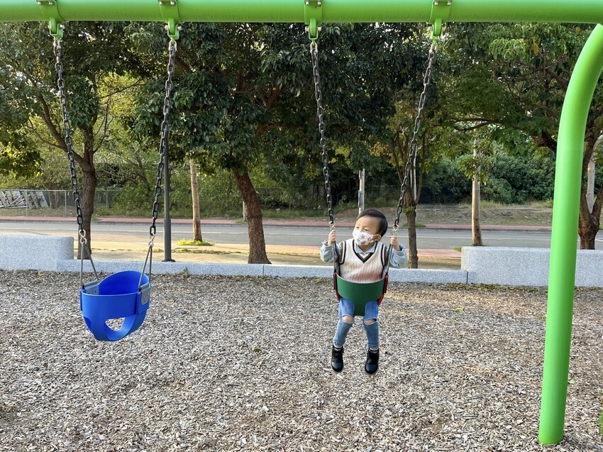 小猴子森林公園。公25公園。小竹繪本主題遊戲場。九個盪鞦韆一