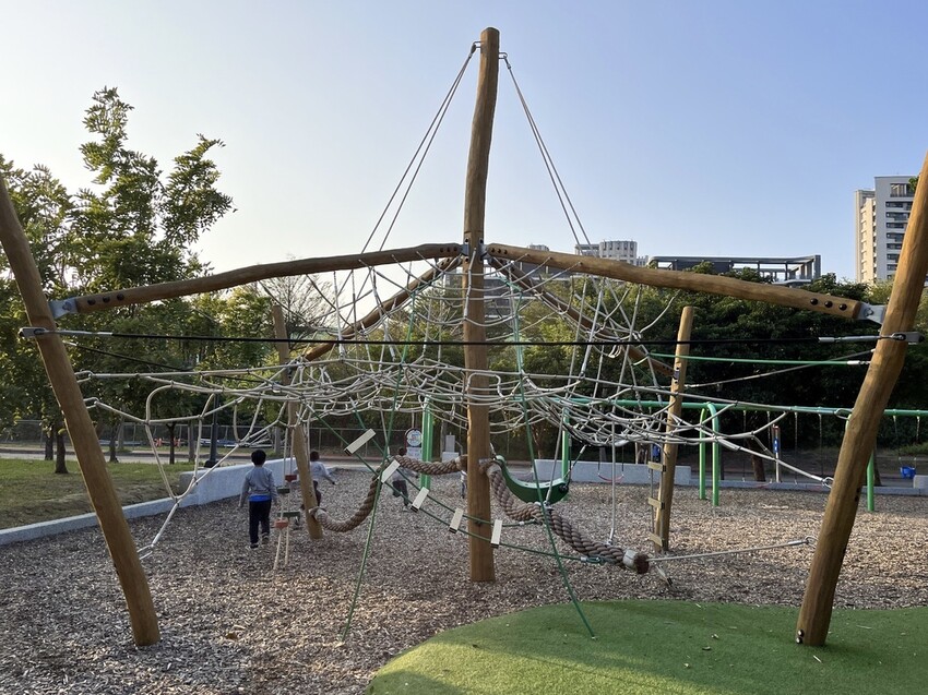 小猴子森林公園。公25公園。小竹繪本主題遊戲場。九個盪鞦韆一