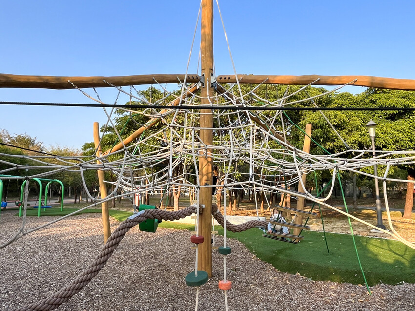 小猴子森林公園。公25公園。小竹繪本主題遊戲場。九個盪鞦韆一