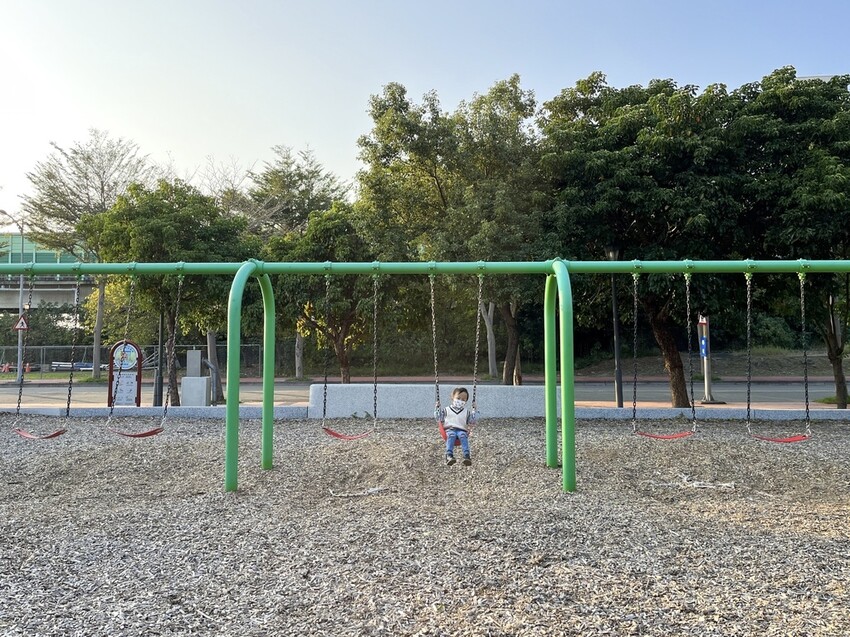小猴子森林公園。公25公園。小竹繪本主題遊戲場。九個盪鞦韆一