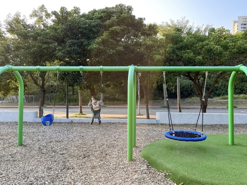 小猴子森林公園。公25公園。小竹繪本主題遊戲場。九個盪鞦韆一