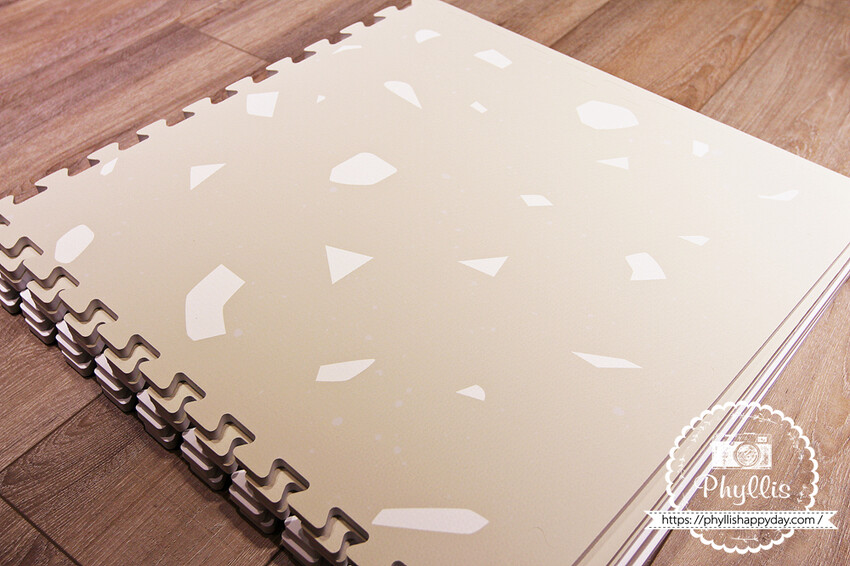 『Playzu 歐美設計無毒巧拼地墊』育兒好物嚴選｜簡約美學與安全性的完美結合｜幫小寶貝打造時尚與安全的空間｜兒童巧拼地墊｜寶寶爬行墊｜遊戲地墊 - 相片中的菲莉絲