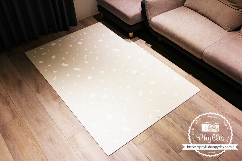 『Playzu 歐美設計無毒巧拼地墊』育兒好物嚴選｜簡約美學與安全性的完美結合｜幫小寶貝打造時尚與安全的空間｜兒童巧拼地墊｜寶寶爬行墊｜遊戲地墊 - 相片中的菲莉絲