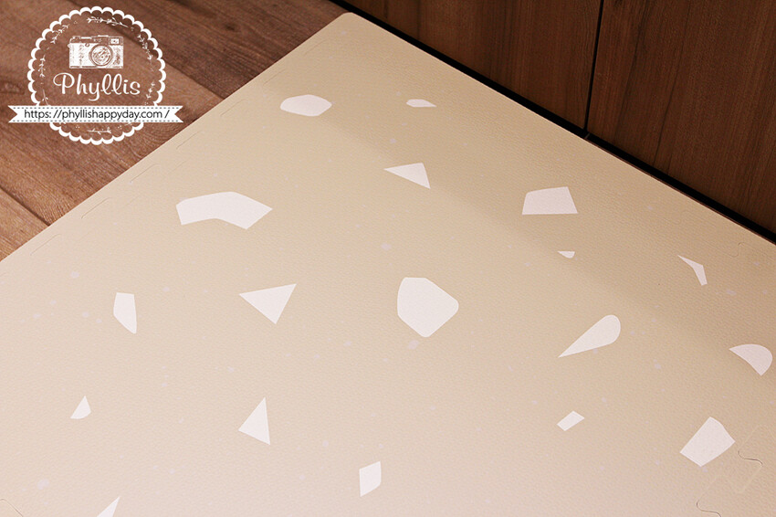 『Playzu 歐美設計無毒巧拼地墊』育兒好物嚴選｜簡約美學與安全性的完美結合｜幫小寶貝打造時尚與安全的空間｜兒童巧拼地墊｜寶寶爬行墊｜遊戲地墊 - 相片中的菲莉絲