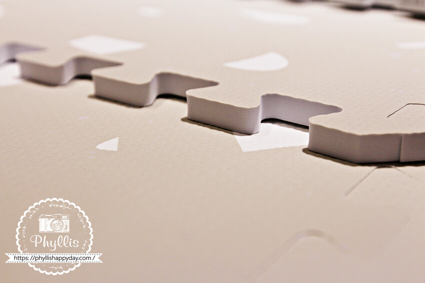 『Playzu 歐美設計無毒巧拼地墊』育兒好物嚴選｜簡約美學與安全性的完美結合｜幫小寶貝打造時尚與安全的空間｜兒童巧拼地墊｜寶寶爬行墊｜遊戲地墊 - 相片中的菲莉絲