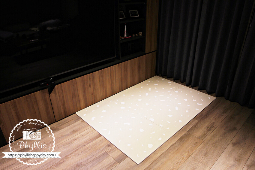 『Playzu 歐美設計無毒巧拼地墊』育兒好物嚴選｜簡約美學與安全性的完美結合｜幫小寶貝打造時尚與安全的空間｜兒童巧拼地墊｜寶寶爬行墊｜遊戲地墊 - 相片中的菲莉絲