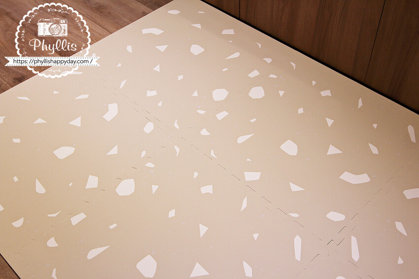 『Playzu 歐美設計無毒巧拼地墊』育兒好物嚴選｜簡約美學與安全性的完美結合｜幫小寶貝打造時尚與安全的空間｜兒童巧拼地墊｜寶寶爬行墊｜遊戲地墊 - 相片中的菲莉絲