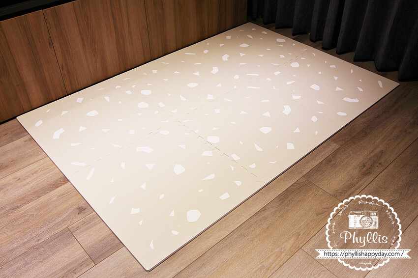 『Playzu 歐美設計無毒巧拼地墊』育兒好物嚴選｜簡約美學與安全性的完美結合｜幫小寶貝打造時尚與安全的空間｜兒童巧拼地墊｜寶寶爬行墊｜遊戲地墊 - 相片中的菲莉絲