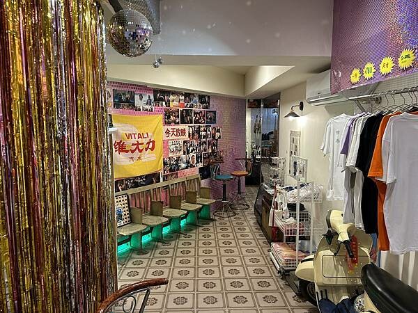 台南市中西區【台南中西區】衝極商店～好像時光倒轉的復古空間，重溫時代的眼淚，還有很多有趣可愛的小物飾品可以買喔！