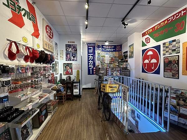 台南市中西區【台南中西區】衝極商店～好像時光倒轉的復古空間，重溫時代的眼淚，還有很多有趣可愛的小物飾品可以買喔！