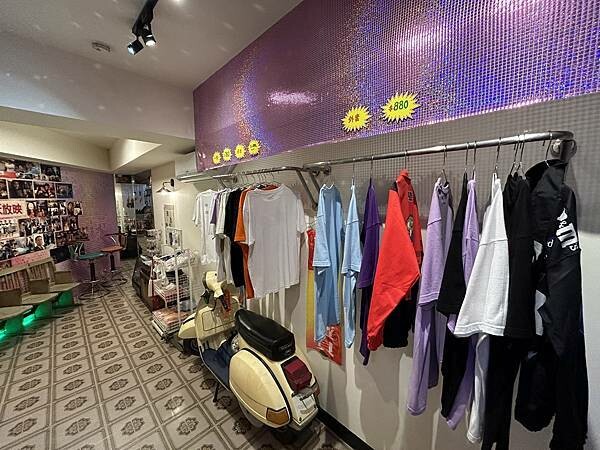 台南市中西區【台南中西區】衝極商店～好像時光倒轉的復古空間，重溫時代的眼淚，還有很多有趣可愛的小物飾品可以買喔！