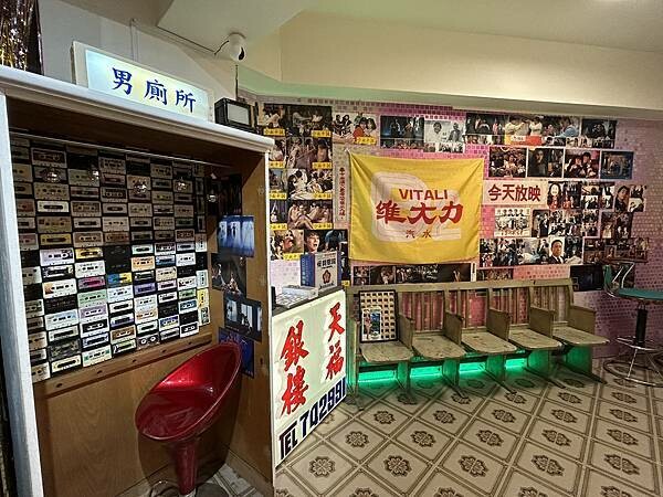 台南市中西區【台南中西區】衝極商店～好像時光倒轉的復古空間，重溫時代的眼淚，還有很多有趣可愛的小物飾品可以買喔！