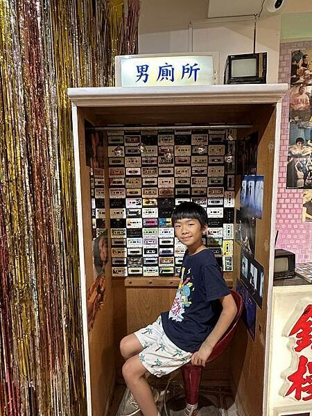 台南市中西區【台南中西區】衝極商店～好像時光倒轉的復古空間，重溫時代的眼淚，還有很多有趣可愛的小物飾品可以買喔！