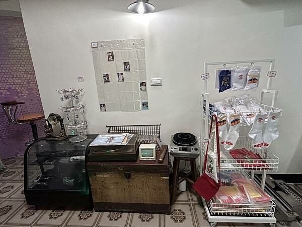 台南市中西區【台南中西區】衝極商店～好像時光倒轉的復古空間，重溫時代的眼淚，還有很多有趣可愛的小物飾品可以買喔！