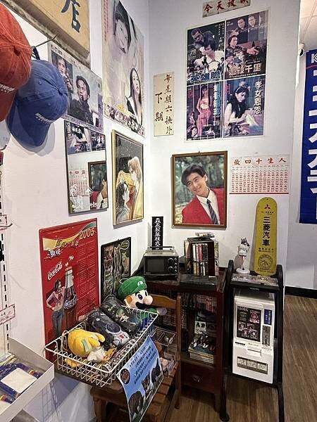 台南市中西區【台南中西區】衝極商店～好像時光倒轉的復古空間，重溫時代的眼淚，還有很多有趣可愛的小物飾品可以買喔！