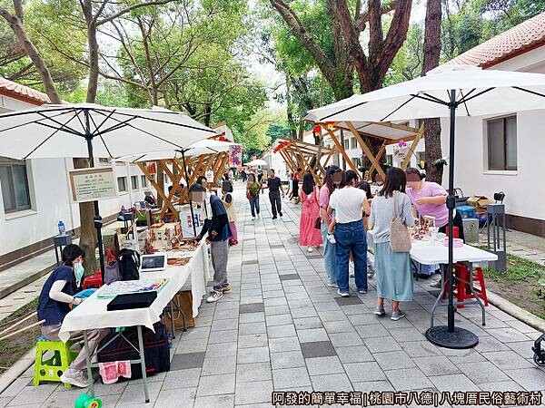 八塊厝民俗藝術村14-中央廣場-假日市集.jpg