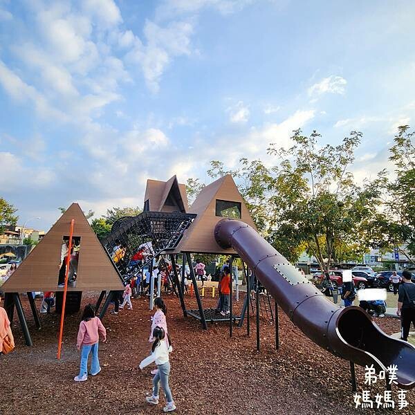 高雄市旗山區【高雄‧旗山】旗山特色遊戲場│山丘意象、香蕉也來了!滑步車步道、沙池、彈簧床，來旗山必玩!