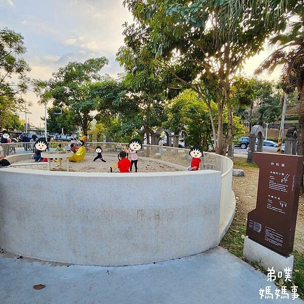 高雄市旗山區【高雄‧旗山】旗山特色遊戲場│山丘意象、香蕉也來了!滑步車步道、沙池、彈簧床，來旗山必玩!