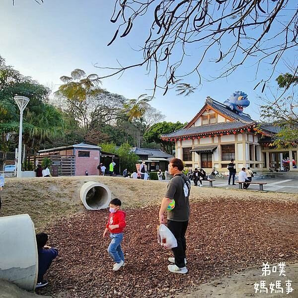 高雄市旗山區【高雄‧旗山】旗山特色遊戲場│山丘意象、香蕉也來了!滑步車步道、沙池、彈簧床，來旗山必玩!