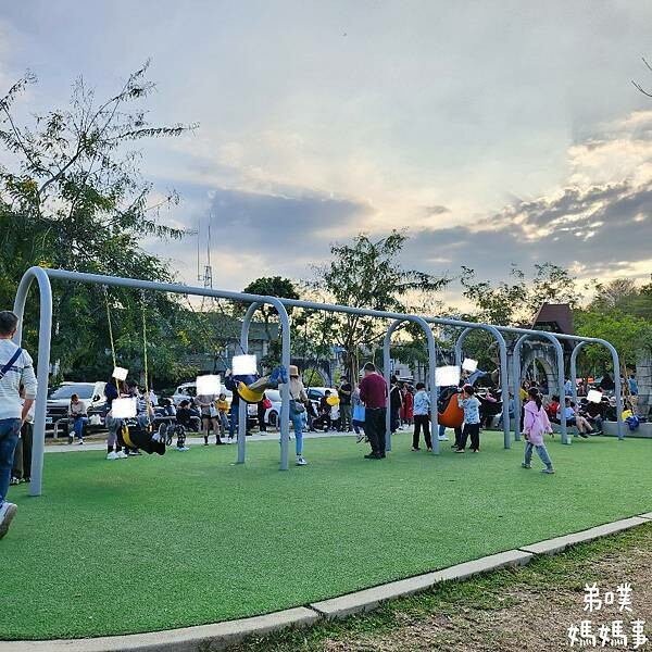 高雄市旗山區【高雄‧旗山】旗山特色遊戲場│山丘意象、香蕉也來了!滑步車步道、沙池、彈簧床，來旗山必玩!