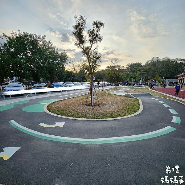 高雄市旗山區【高雄‧旗山】旗山特色遊戲場│山丘意象、香蕉也來了!滑步車步道、沙池、彈簧床，來旗山必玩!