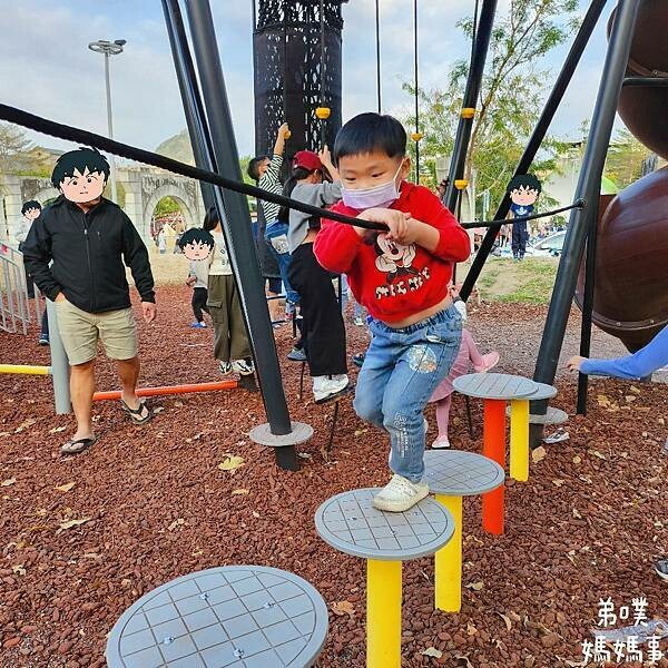 高雄市旗山區【高雄‧旗山】旗山特色遊戲場│山丘意象、香蕉也來了!滑步車步道、沙池、彈簧床，來旗山必玩!