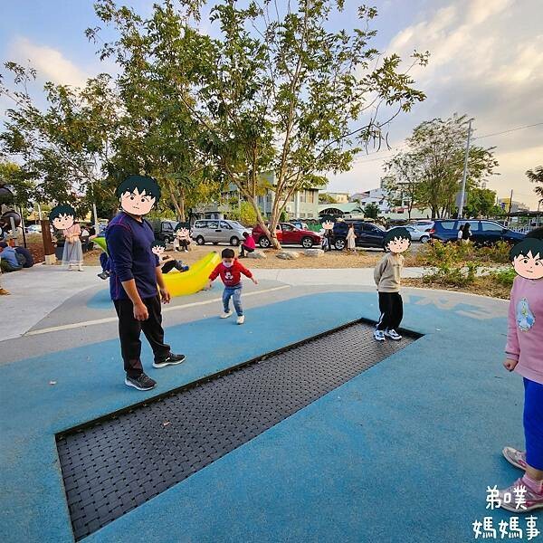 高雄市旗山區【高雄‧旗山】旗山特色遊戲場│山丘意象、香蕉也來了!滑步車步道、沙池、彈簧床，來旗山必玩!