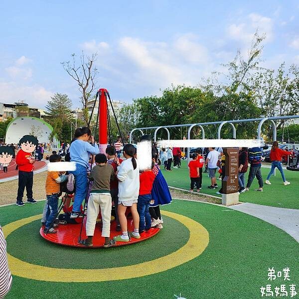 高雄市旗山區【高雄‧旗山】旗山特色遊戲場│山丘意象、香蕉也來了!滑步車步道、沙池、彈簧床，來旗山必玩!