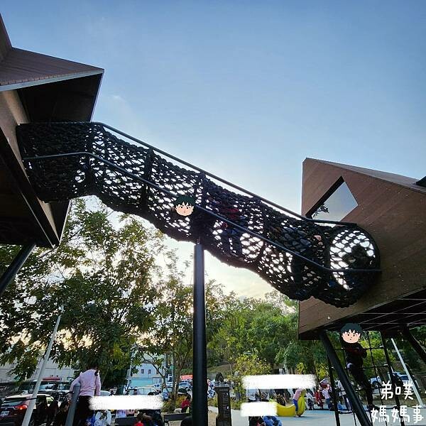 高雄市旗山區【高雄‧旗山】旗山特色遊戲場│山丘意象、香蕉也來了!滑步車步道、沙池、彈簧床，來旗山必玩!