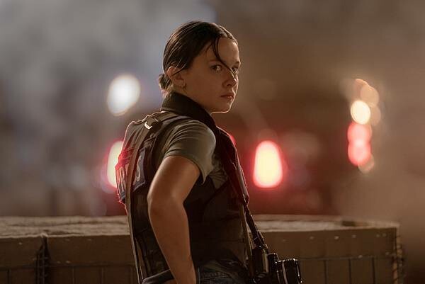 10-帝國浩劫：美國內戰_劇照03_卡莉史派妮特 (1)