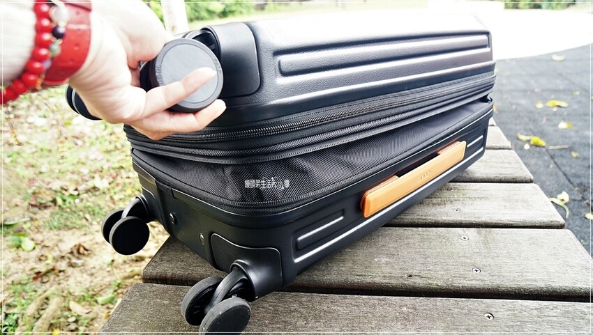 旅遊必備行李箱：Acer全新墨爾本PLUS拉鍊行李箱，時尚奶油白和神秘質感黑，讓你出行更時尚舒適