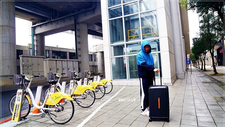 旅遊必備行李箱：Acer全新墨爾本PLUS拉鍊行李箱，時尚奶油白和神秘質感黑，讓你出行更時尚舒適