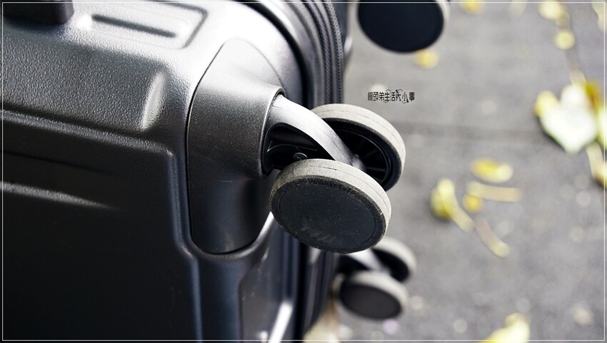 旅遊必備行李箱：Acer全新墨爾本PLUS拉鍊行李箱，時尚奶油白和神秘質感黑，讓你出行更時尚舒適