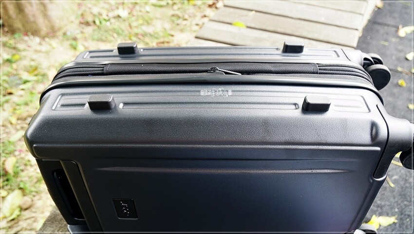 旅遊必備行李箱：Acer全新墨爾本PLUS拉鍊行李箱，時尚奶油白和神秘質感黑，讓你出行更時尚舒適