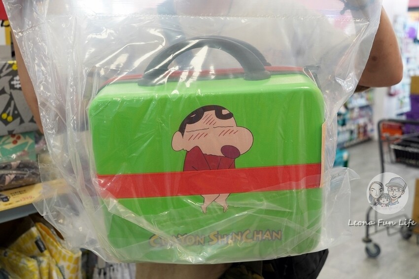 50元抽蠟筆小新手提箱、行李箱，還有妮妮媽媽的兔娃娃喔!!每抽有獎|康是美COSMED|全台活動