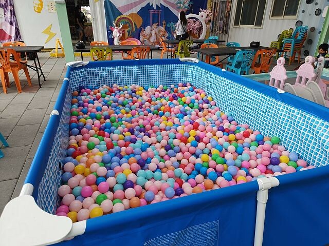 宜蘭縣礁溪鄉柯爺爺農場 | 宜蘭親子景點．近距離接觸小動物．免費變裝打卡趣．寵物友善園區