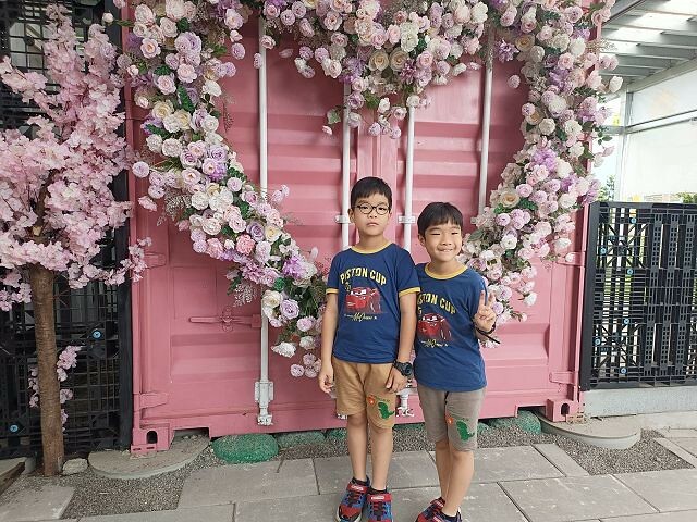 宜蘭縣礁溪鄉柯爺爺農場 | 宜蘭親子景點．近距離接觸小動物．免費變裝打卡趣．寵物友善園區