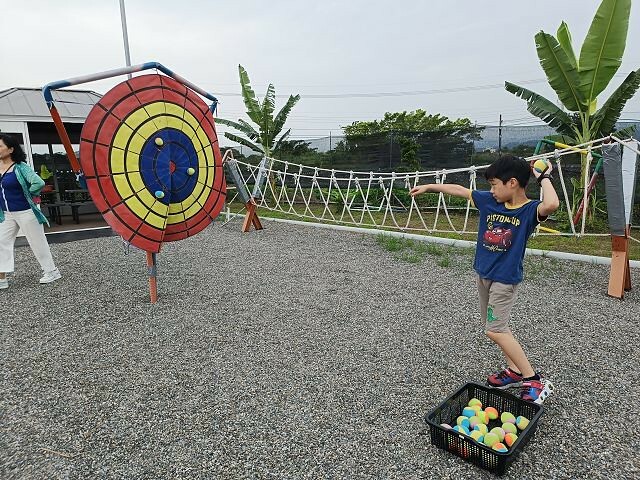 宜蘭縣礁溪鄉柯爺爺農場 | 宜蘭親子景點．近距離接觸小動物．免費變裝打卡趣．寵物友善園區