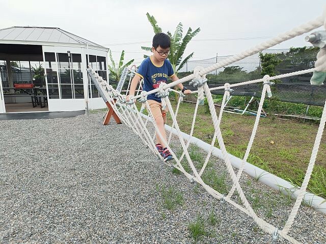 宜蘭縣礁溪鄉柯爺爺農場 | 宜蘭親子景點．近距離接觸小動物．免費變裝打卡趣．寵物友善園區