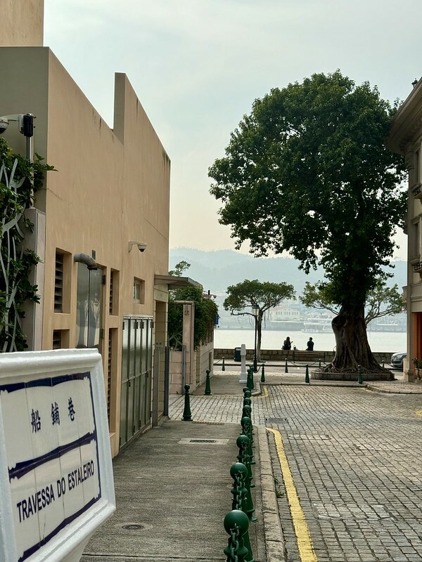 澳門澳門旅遊｜路環散策，遠離喧囂繁華，走入回憶，意外發現熟悉的影視角落。（安德魯蛋撻路環本店、路環聖方濟