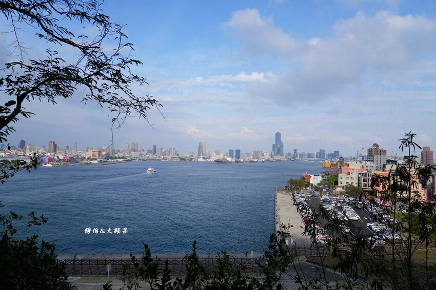 高雄燈塔 ❙ 純白燈塔賞落日、看夜景，越夜越美麗高雄港灣景色