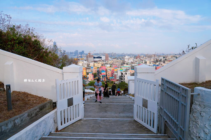高雄燈塔 ❙ 純白燈塔賞落日、看夜景，越夜越美麗高雄港灣景色