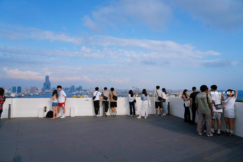 高雄燈塔 ❙ 純白燈塔賞落日、看夜景，越夜越美麗高雄港灣景色