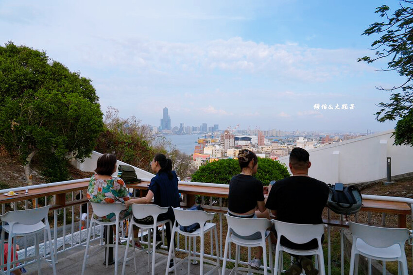 高雄燈塔 ❙ 純白燈塔賞落日、看夜景，越夜越美麗高雄港灣景色