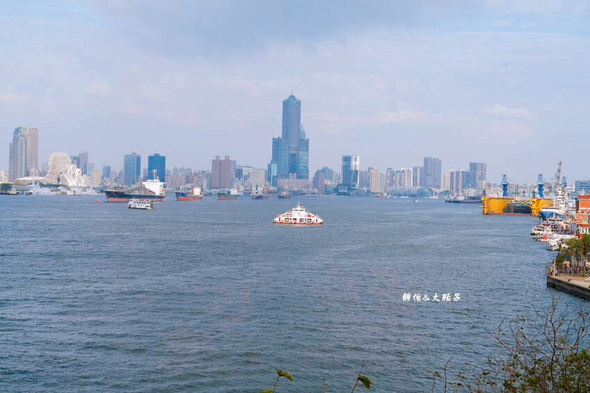 高雄燈塔 ❙ 純白燈塔賞落日、看夜景，越夜越美麗高雄港灣景色